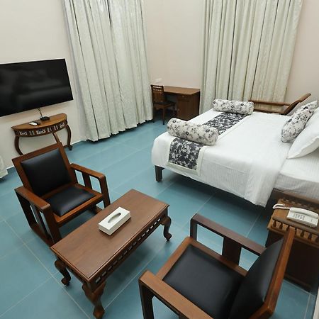 Le Colonial Suites Puducherry Exterior foto