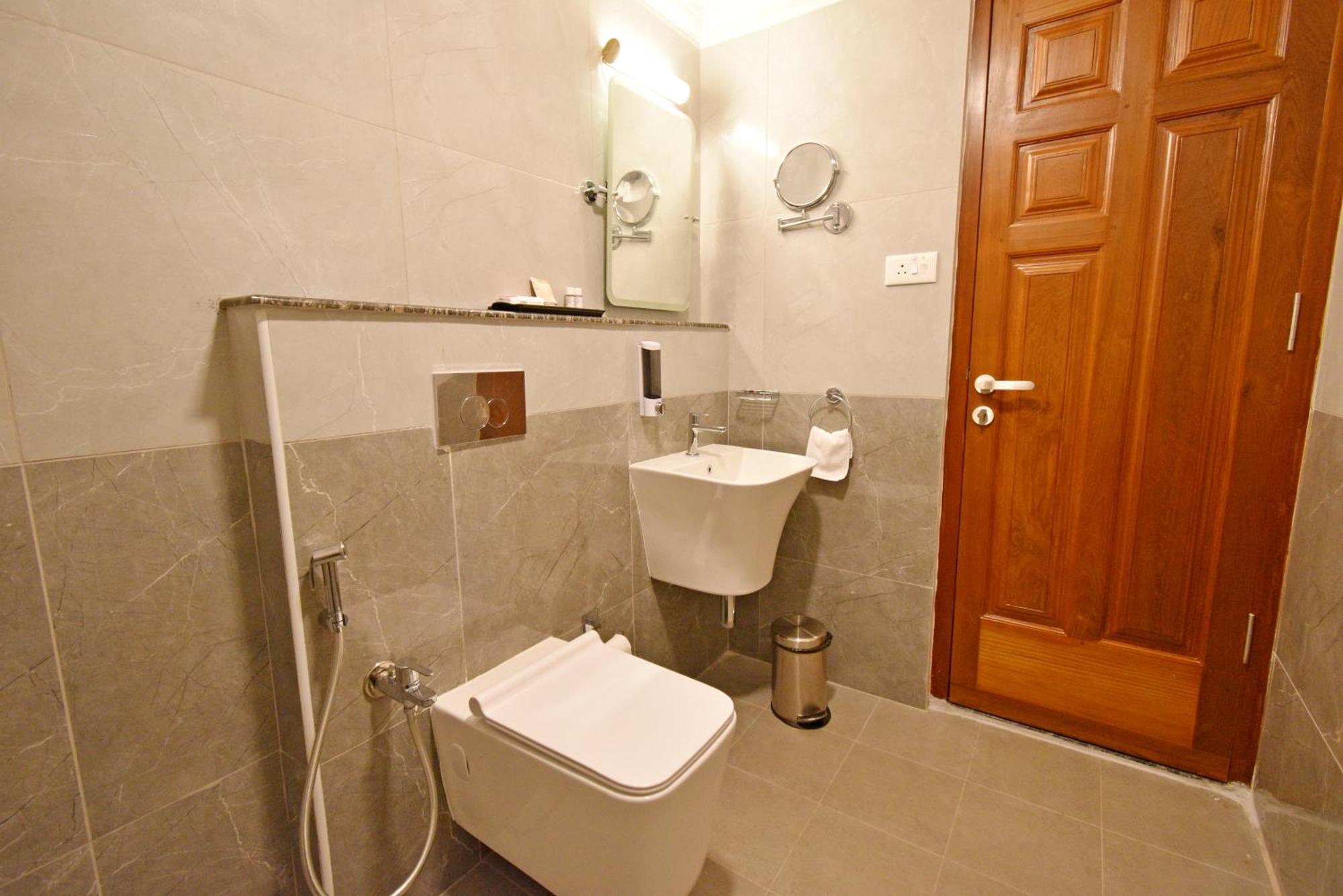 Le Colonial Suites Puducherry Exterior foto