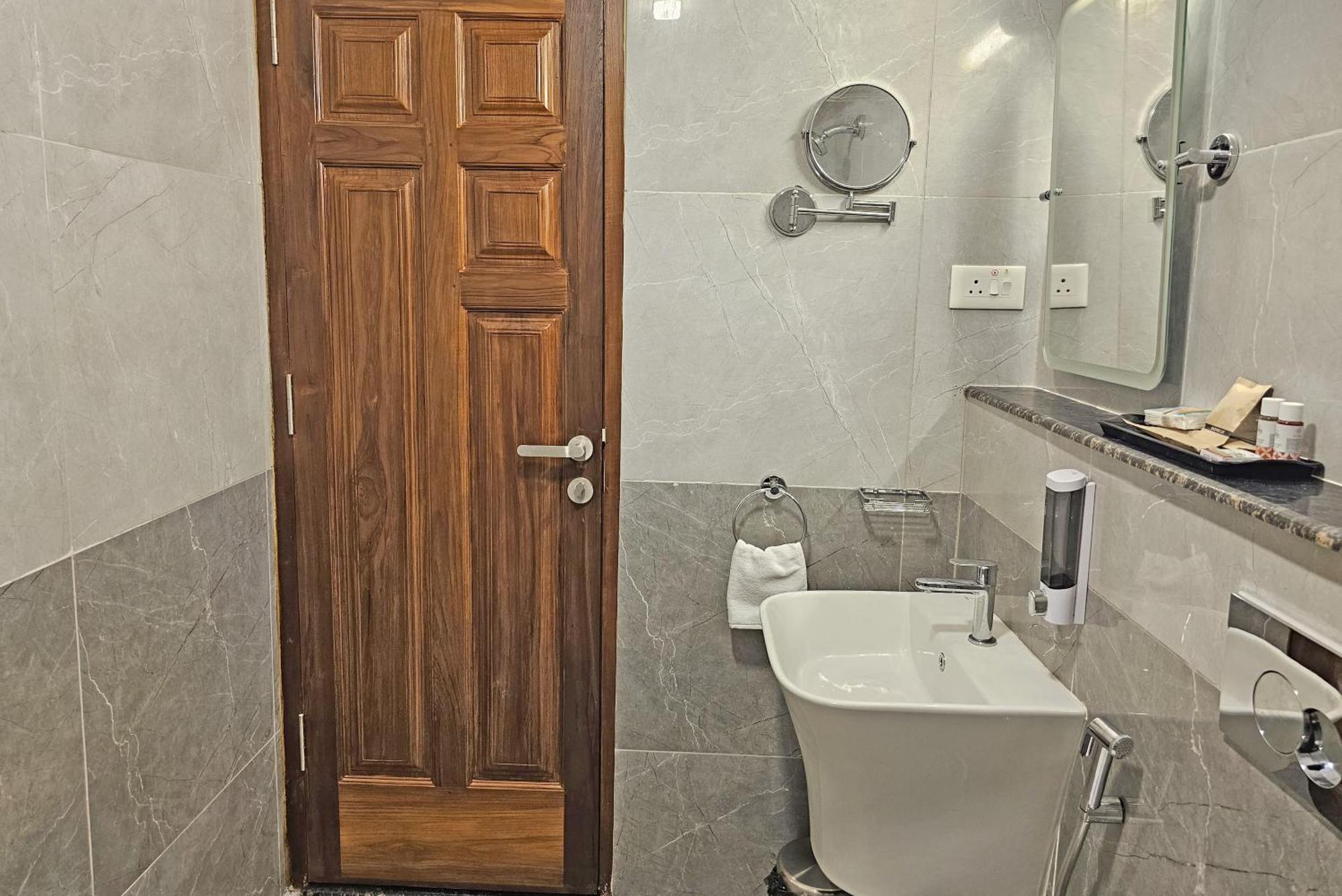 Le Colonial Suites Puducherry Exterior foto