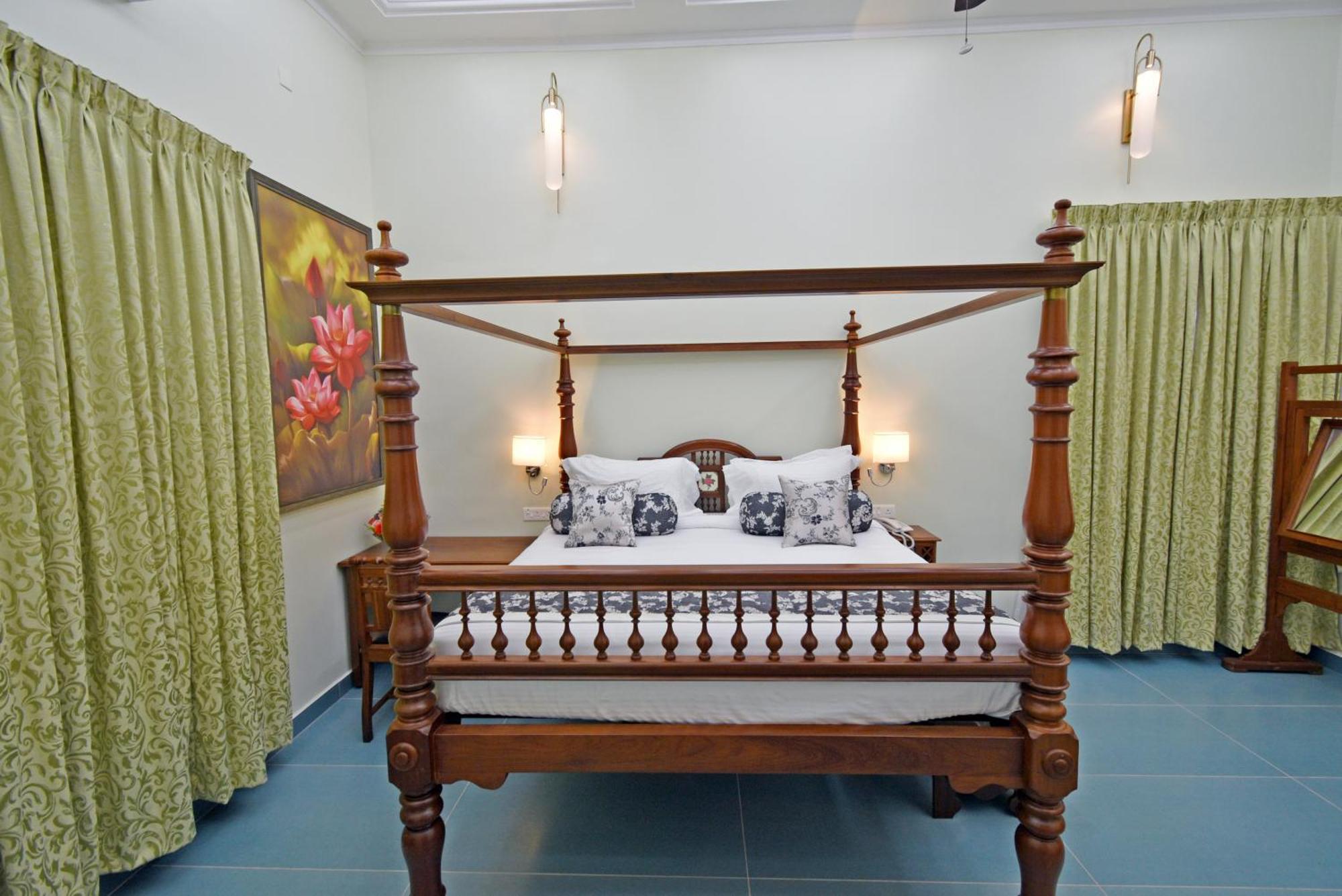 Le Colonial Suites Puducherry Exterior foto