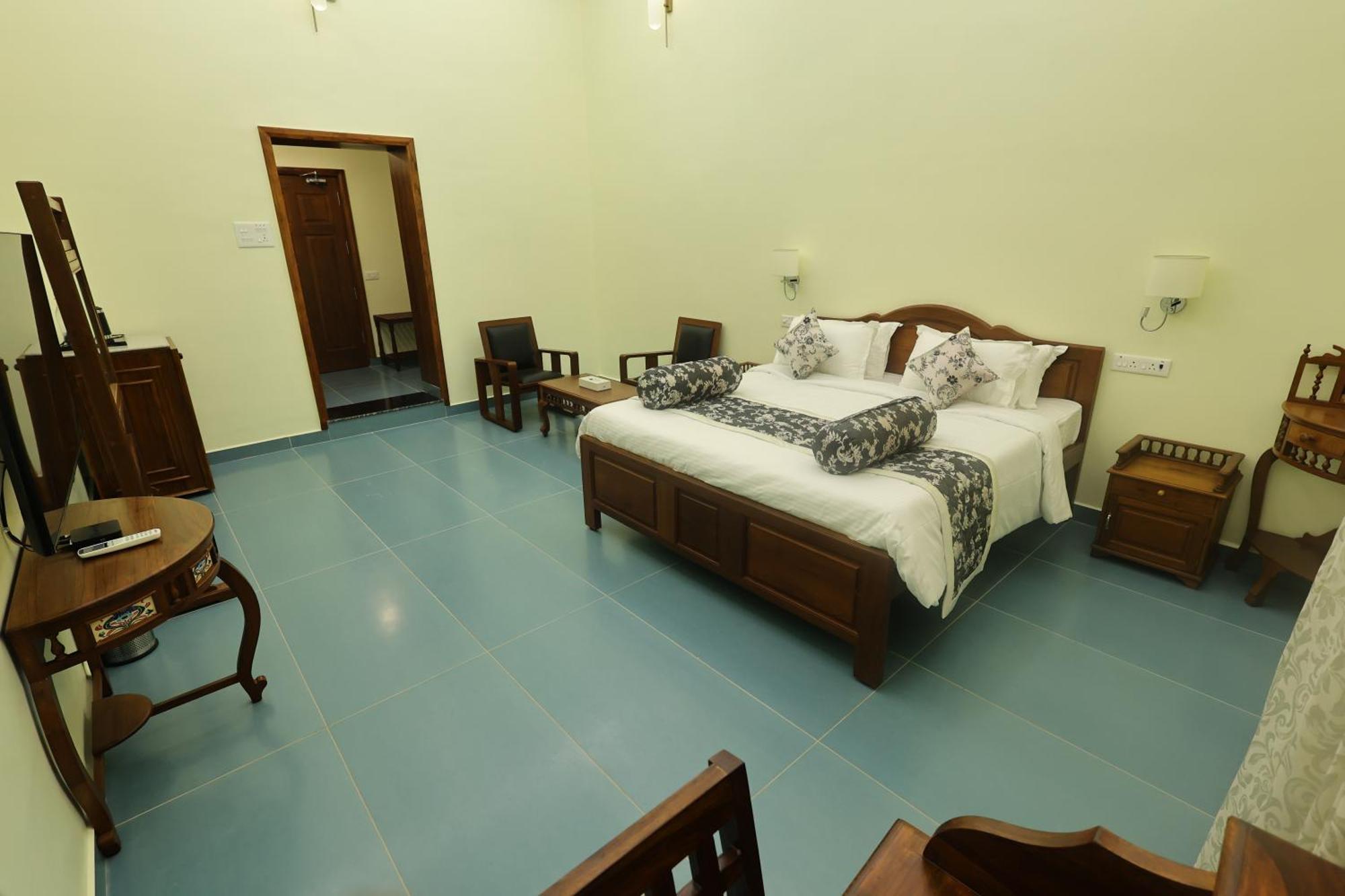 Le Colonial Suites Puducherry Exterior foto