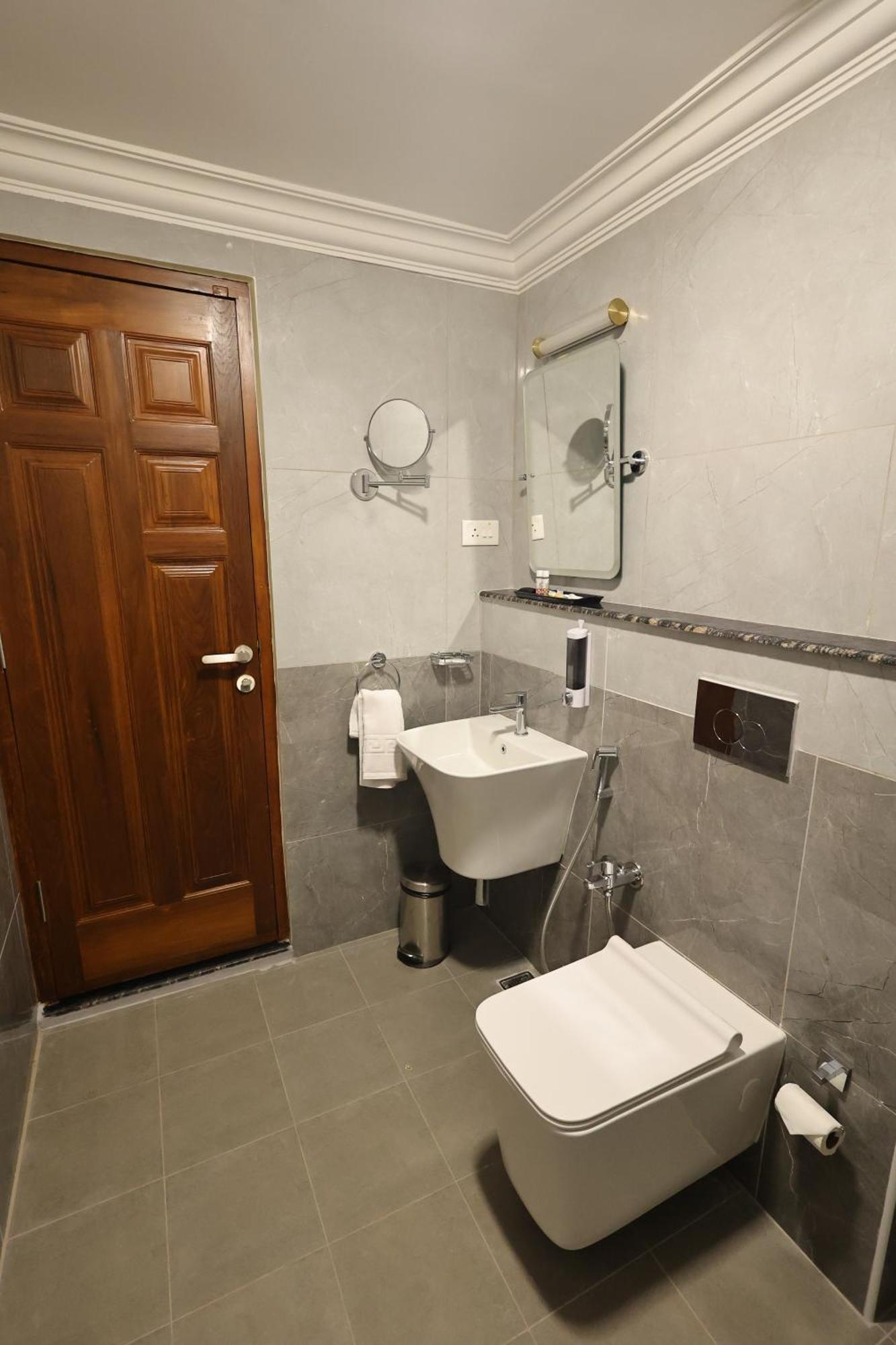 Le Colonial Suites Puducherry Exterior foto
