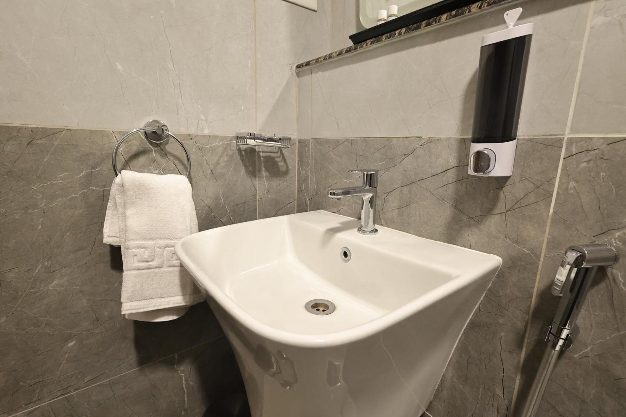 Le Colonial Suites Puducherry Exterior foto