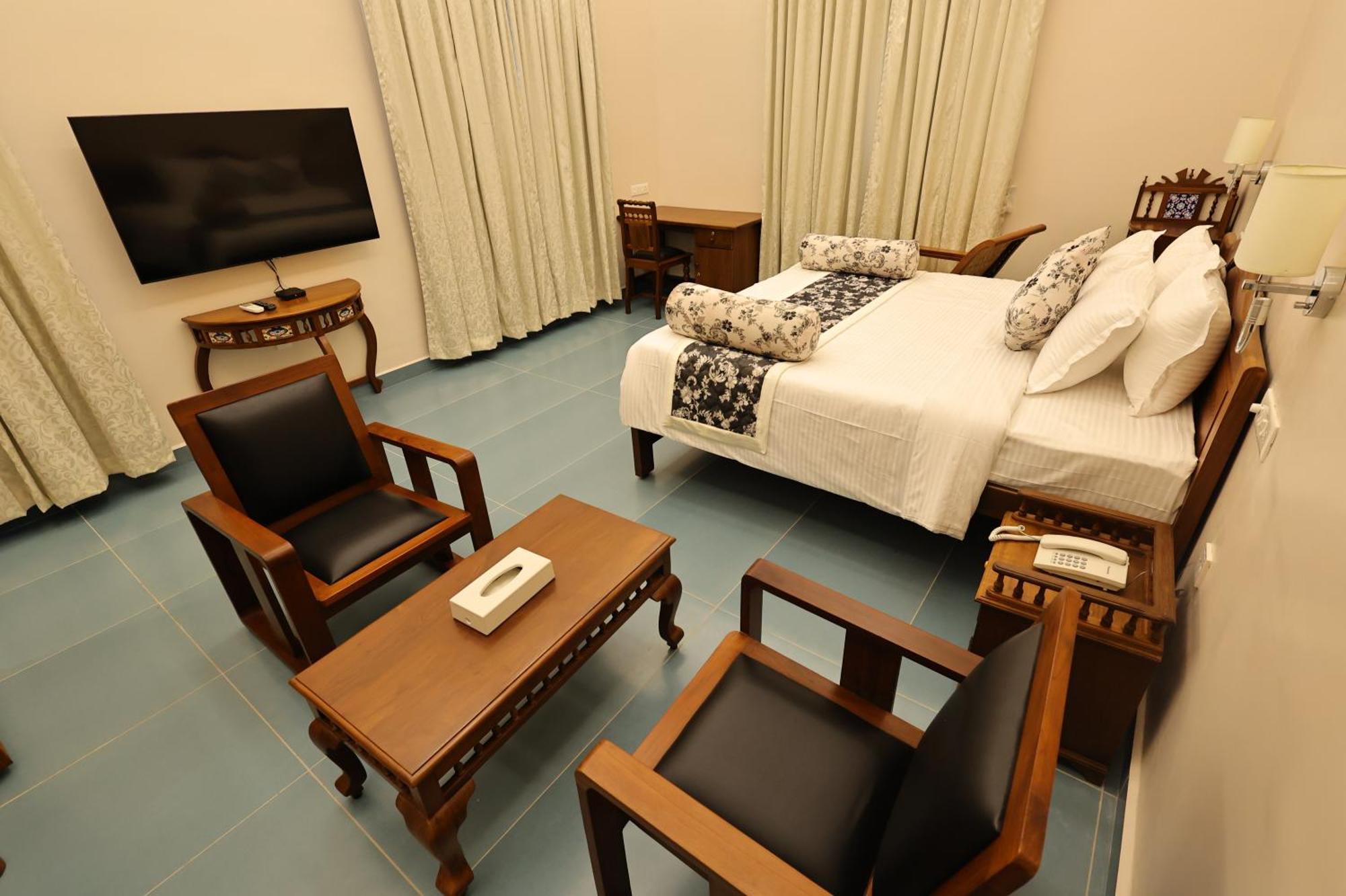 Le Colonial Suites Puducherry Exterior foto