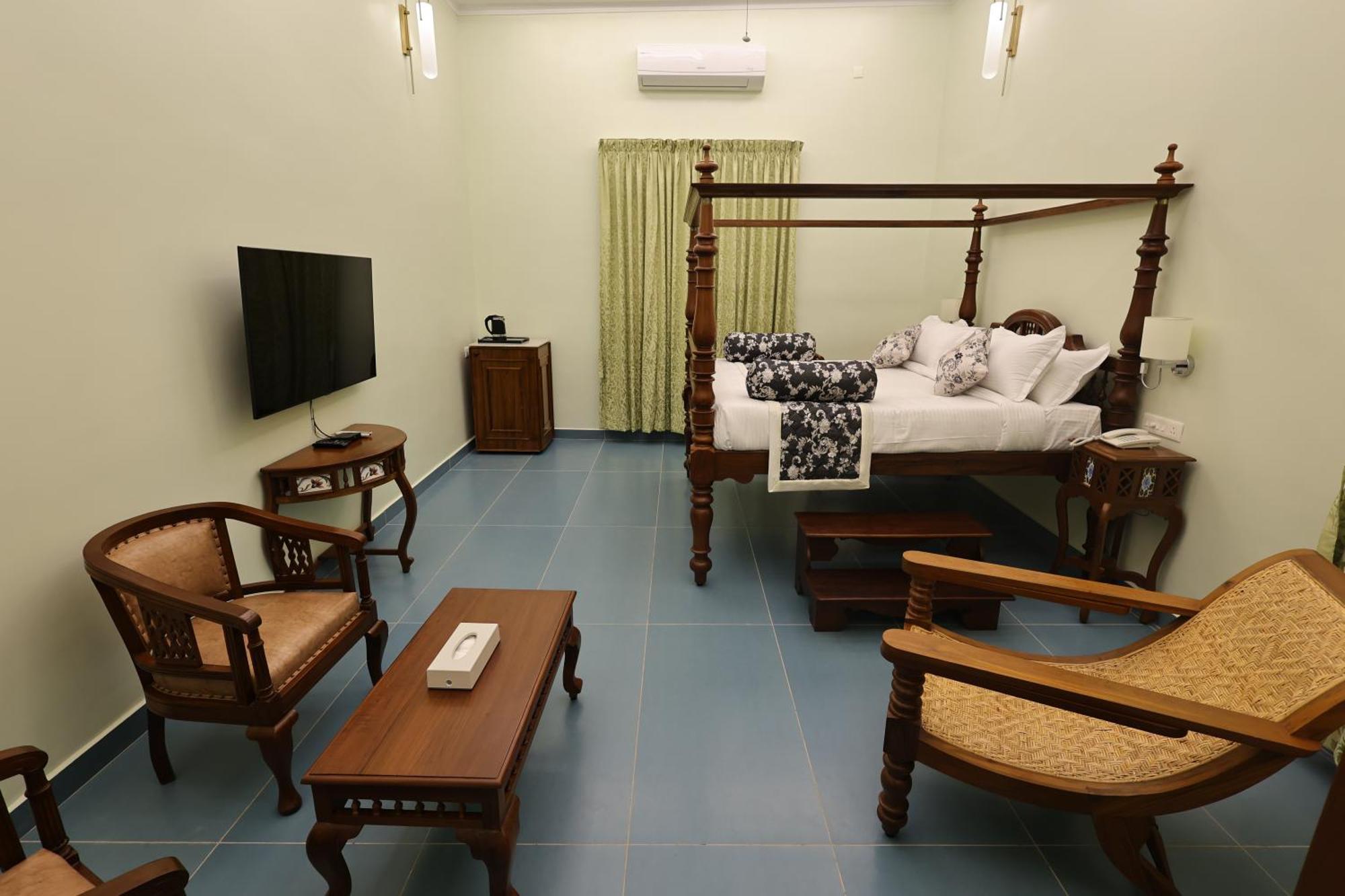 Le Colonial Suites Puducherry Exterior foto
