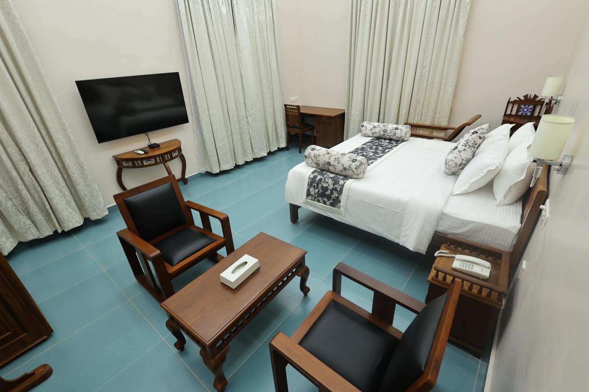 Le Colonial Suites Puducherry Exterior foto